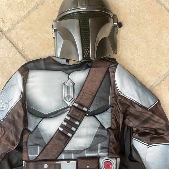 Disney Star Wars The Mandalorian costume and sword - Picture 3 of 9